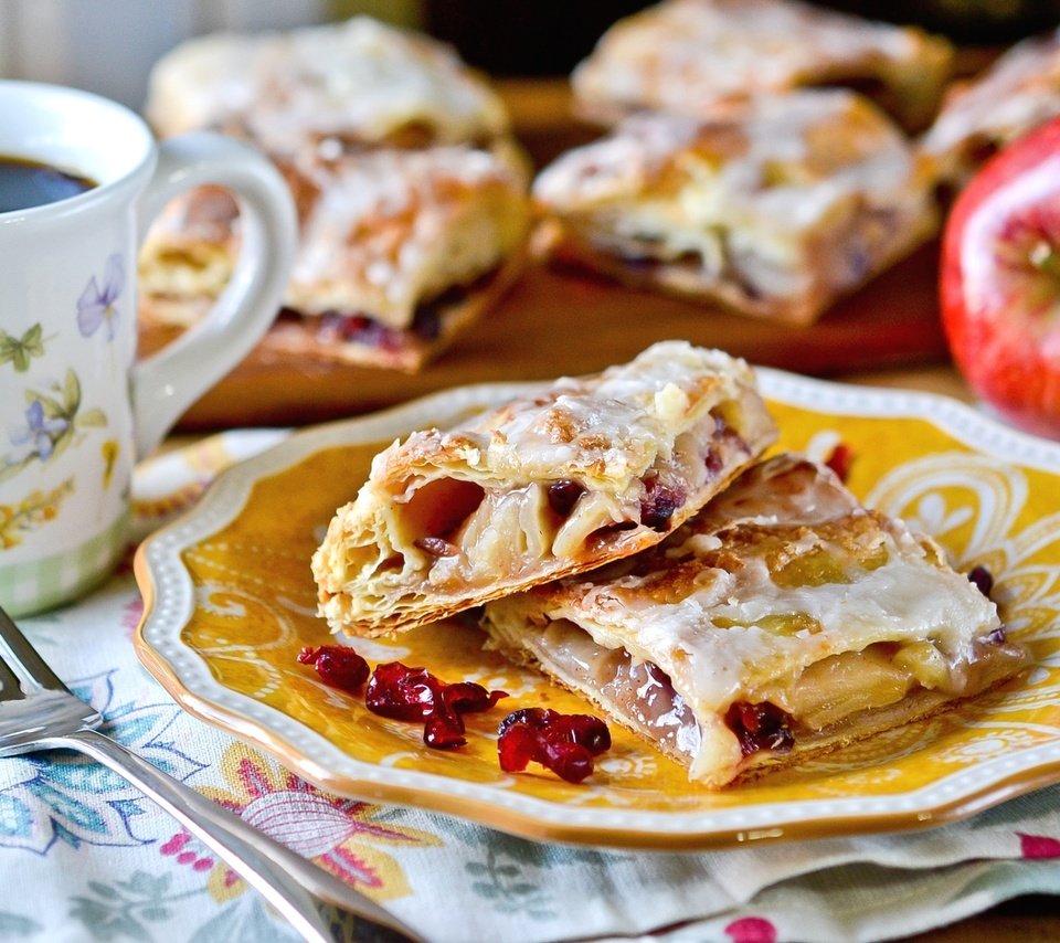 Обои яблоко, чай, выпечка, яблочно-клюквенный пирог, apple, tea, cakes, apple-cranberry pie разрешение 1920x1280 Загрузить