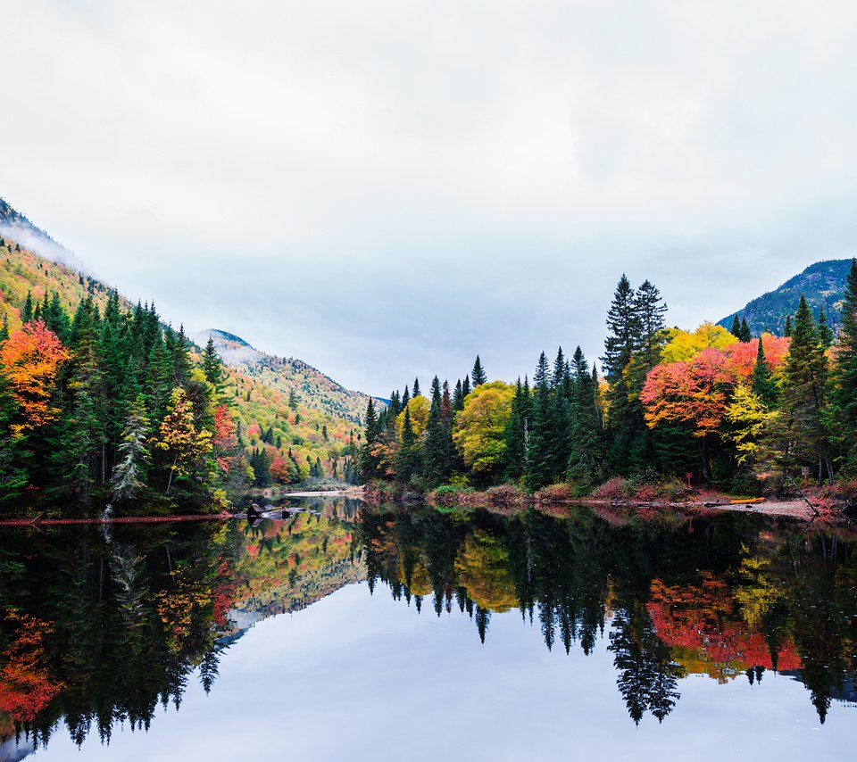 Обои озеро, горы, отражение, пейзаж, осень, канада, квебек, lake, mountains, reflection, landscape, autumn, canada, qc разрешение 2000x1335 Загрузить