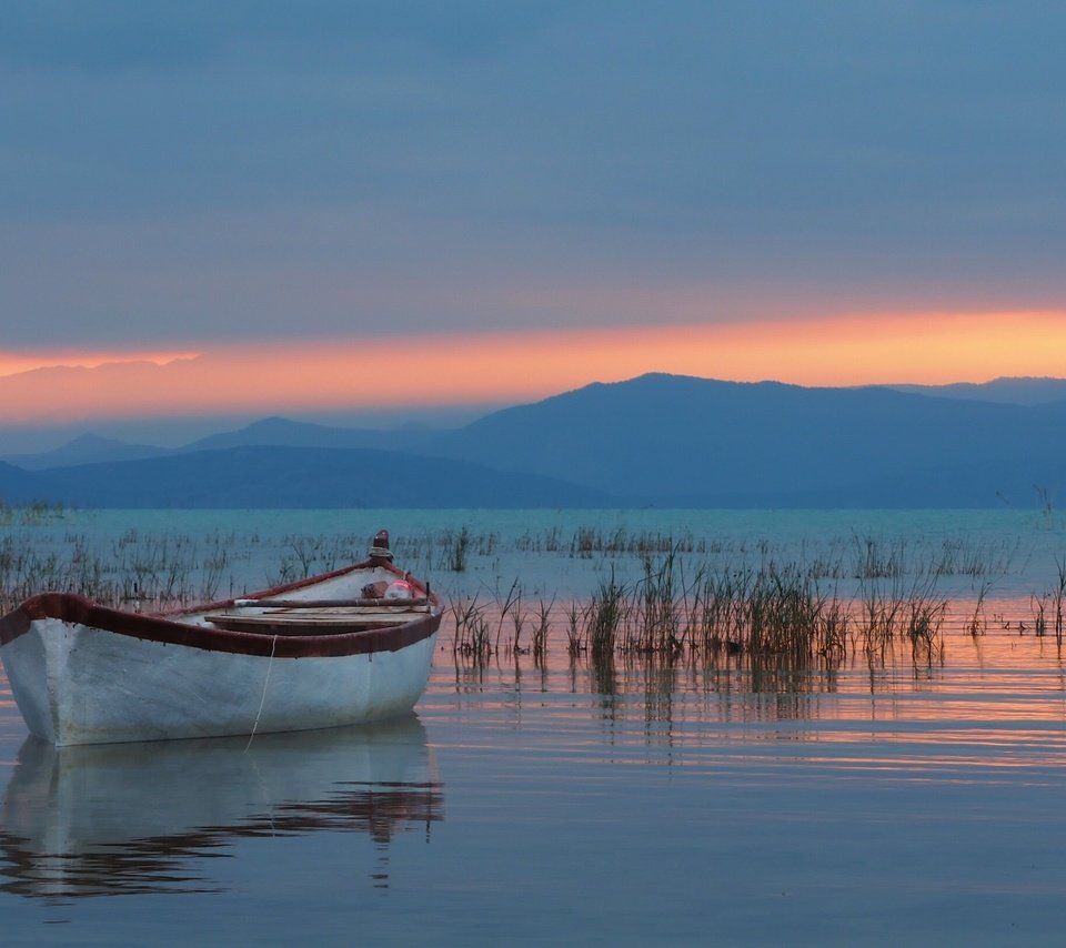 Обои озеро, горы, отражение, лодка, турция, бейшехир, таврские, lake, mountains, reflection, boat, turkey, beyşehir, taurus разрешение 2881x1620 Загрузить