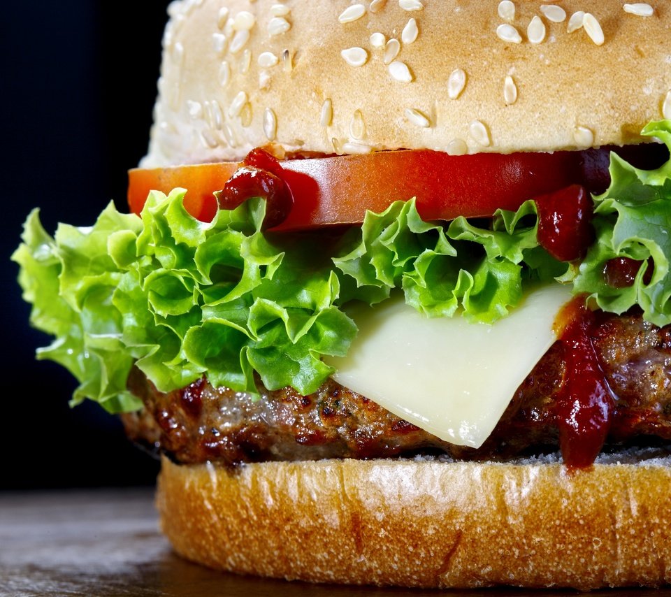 Обои гамбургер, булки, хлеб, мясо, помидоры, листья салата, помидорами, hamburger meat, hamburger, bread, meat, tomatoes, lettuce разрешение 2880x1920 Загрузить