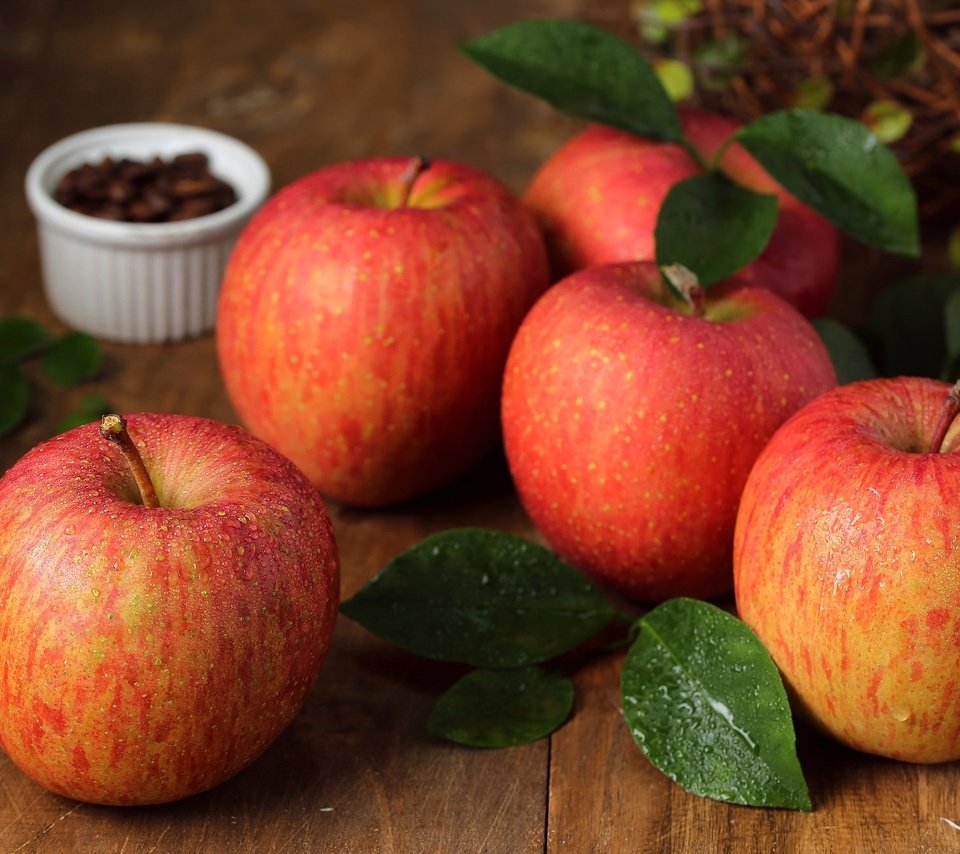 Обои листья, фрукты, яблоки, плоды, leaves, fruit, apples разрешение 2048x1314 Загрузить