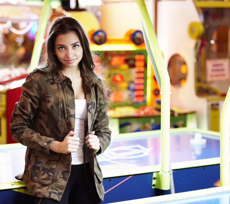 Обои девушка, взгляд, волосы, лицо, куртка, darina, аэрохоккей, girl, look, hair, face, jacket, air hockey разрешение 2000x1333 Загрузить