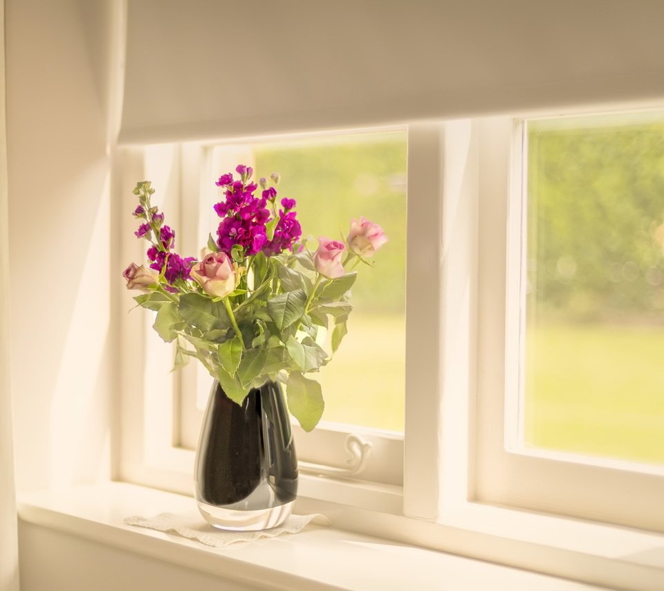Обои цветы, фон, букет, окно, flowers, background, bouquet, window разрешение 2047x1279 Загрузить
