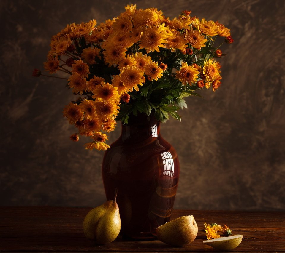 Обои цветы, фон, фрукты, ваза, натюрморт, груши, flowers, background, fruit, vase, still life, pear разрешение 2048x1280 Загрузить