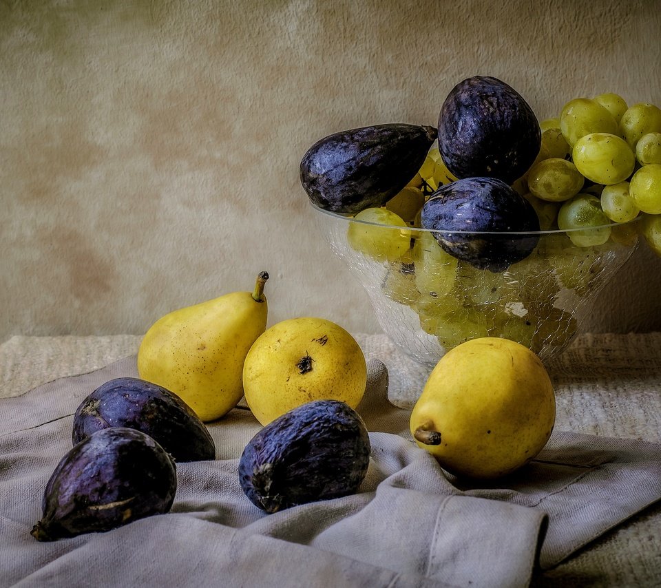 Обои виноград, фрукты, ваза, натюрморт, груши, инжир, grapes, fruit, vase, still life, pear, figs разрешение 2880x1785 Загрузить