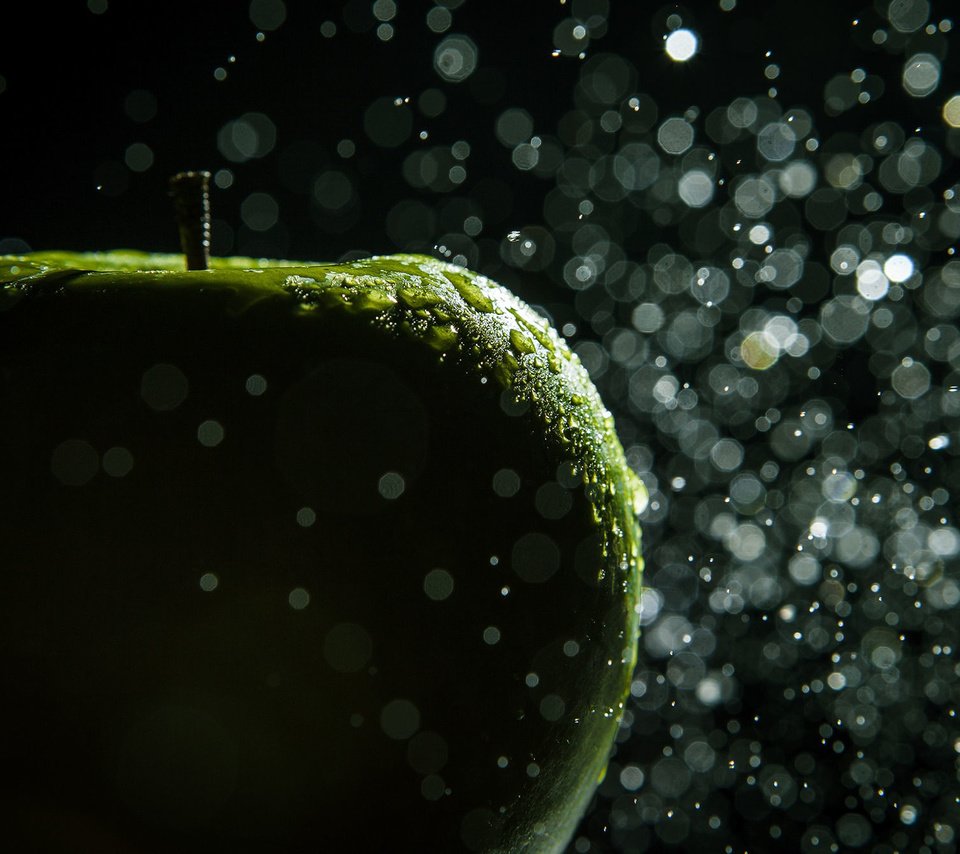 Обои макро, капли, фрукты, фотограф, яблоко, зеленое, hannes hochsmann, macro, drops, fruit, photographer, apple, green разрешение 2000x1334 Загрузить