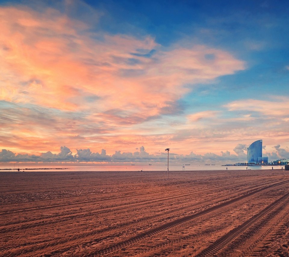 Обои закат, песок, пляж, город, испания, барселона, sunset, sand, beach, the city, spain, barcelona разрешение 2048x1364 Загрузить