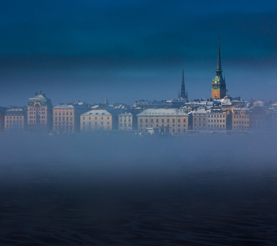 Обои небо, море, туман, башня, дома, швеция, стокгольм, the sky, sea, fog, tower, home, sweden, stockholm разрешение 2048x1235 Загрузить