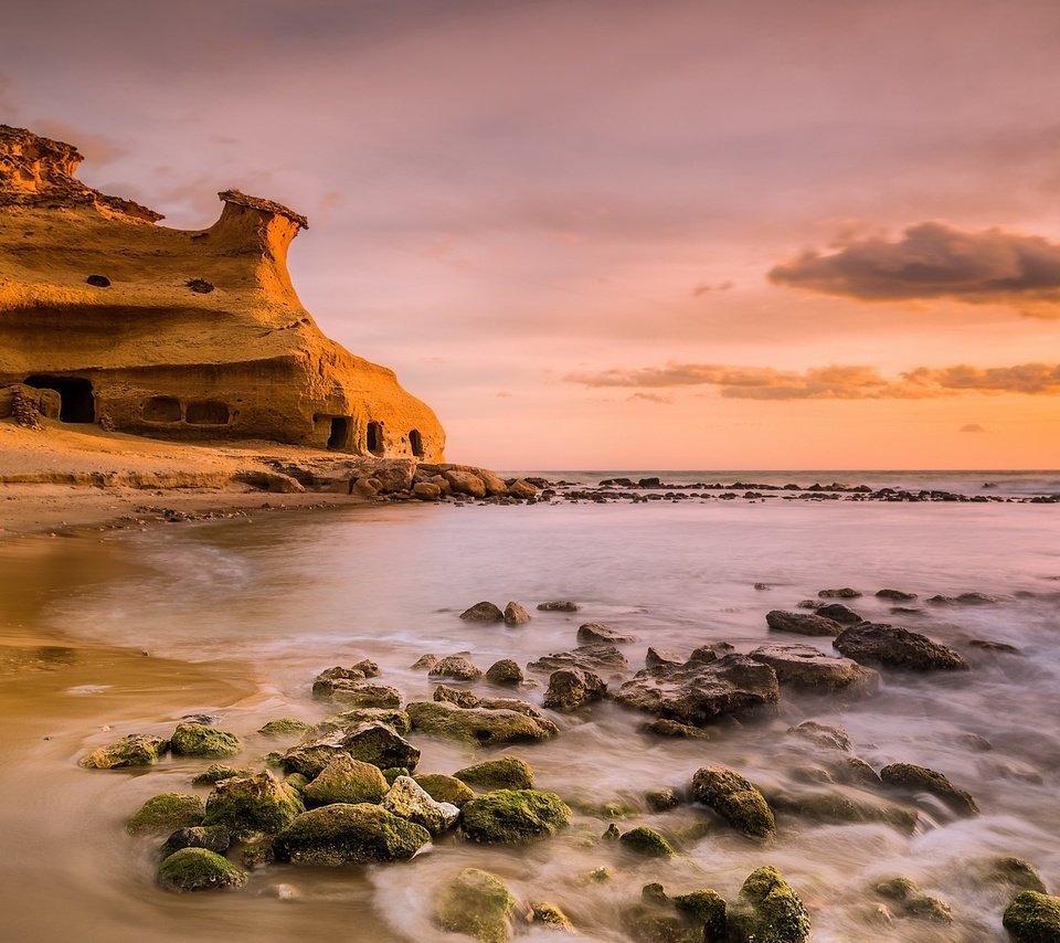 Обои небо, облака, скалы, берег, закат, море, the sky, clouds, rocks, shore, sunset, sea разрешение 2048x1121 Загрузить