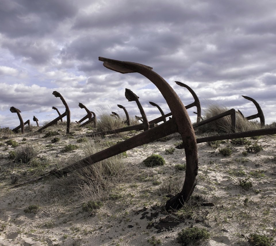 Обои небо, облака, берег, песок, пляж, якорь, the sky, clouds, shore, sand, beach, anchor разрешение 2048x1332 Загрузить