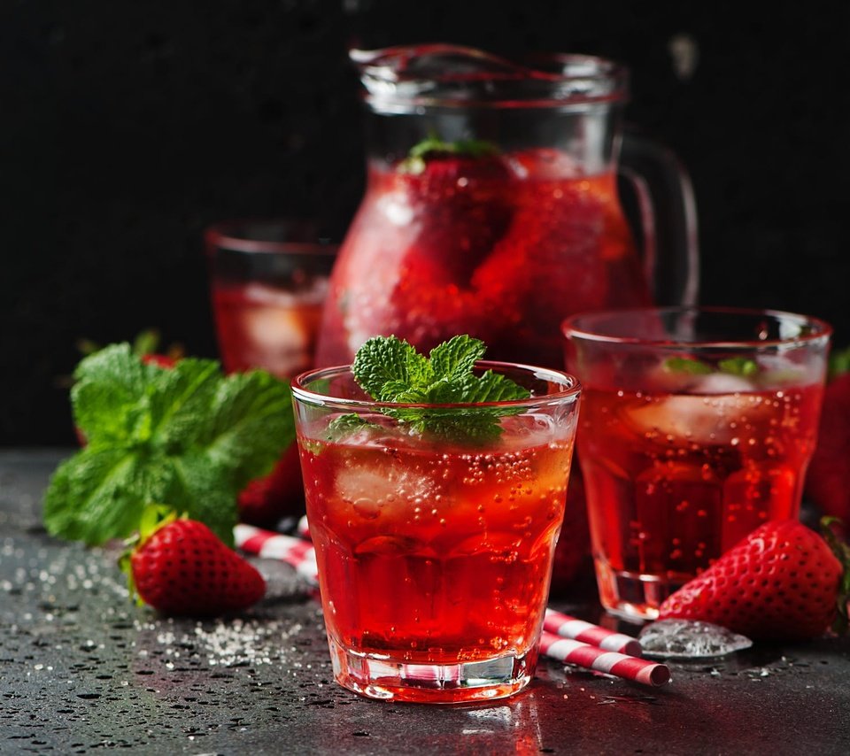 Обои мята, напиток, клубника, лёд, стакан, кувшин, трубочка, лимонад, mint, drink, strawberry, ice, glass, pitcher, tube, lemonade разрешение 2000x1329 Загрузить