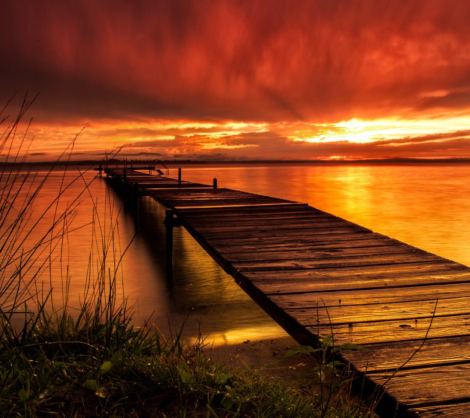 Обои небо, облака, вечер, озеро, мостик, закат, причал, зарево, the sky, clouds, the evening, lake, the bridge, sunset, pier, glow разрешение 2048x1338 Загрузить