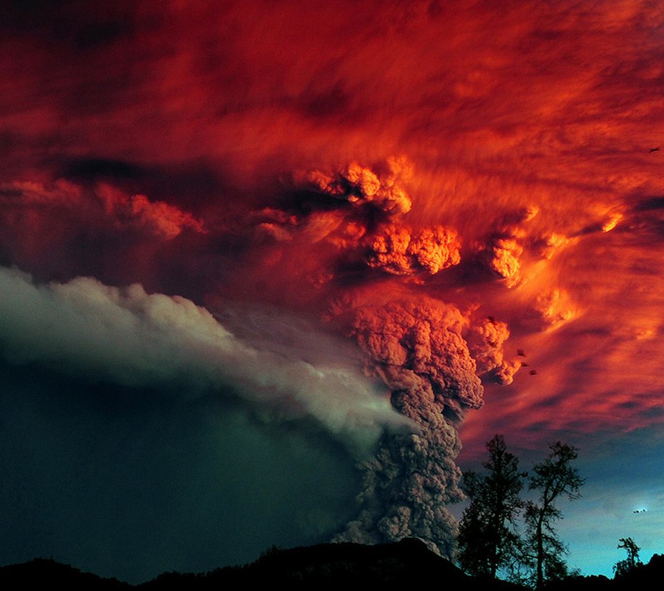 Обои деревья, дым, извержение, вулкан, пепел, чили, красное небо, вулкан пуйеуэ, trees, smoke, the eruption, the volcano, ash, chile, red sky, the volcano puyehue разрешение 1920x1080 Загрузить