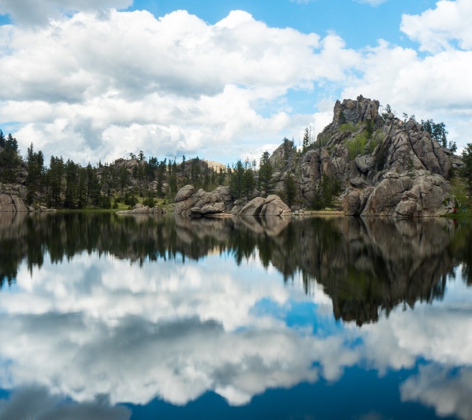 Обои небо, облака, озеро, скалы, природа, камни, отражение, пейзаж, the sky, clouds, lake, rocks, nature, stones, reflection, landscape разрешение 4608x3072 Загрузить