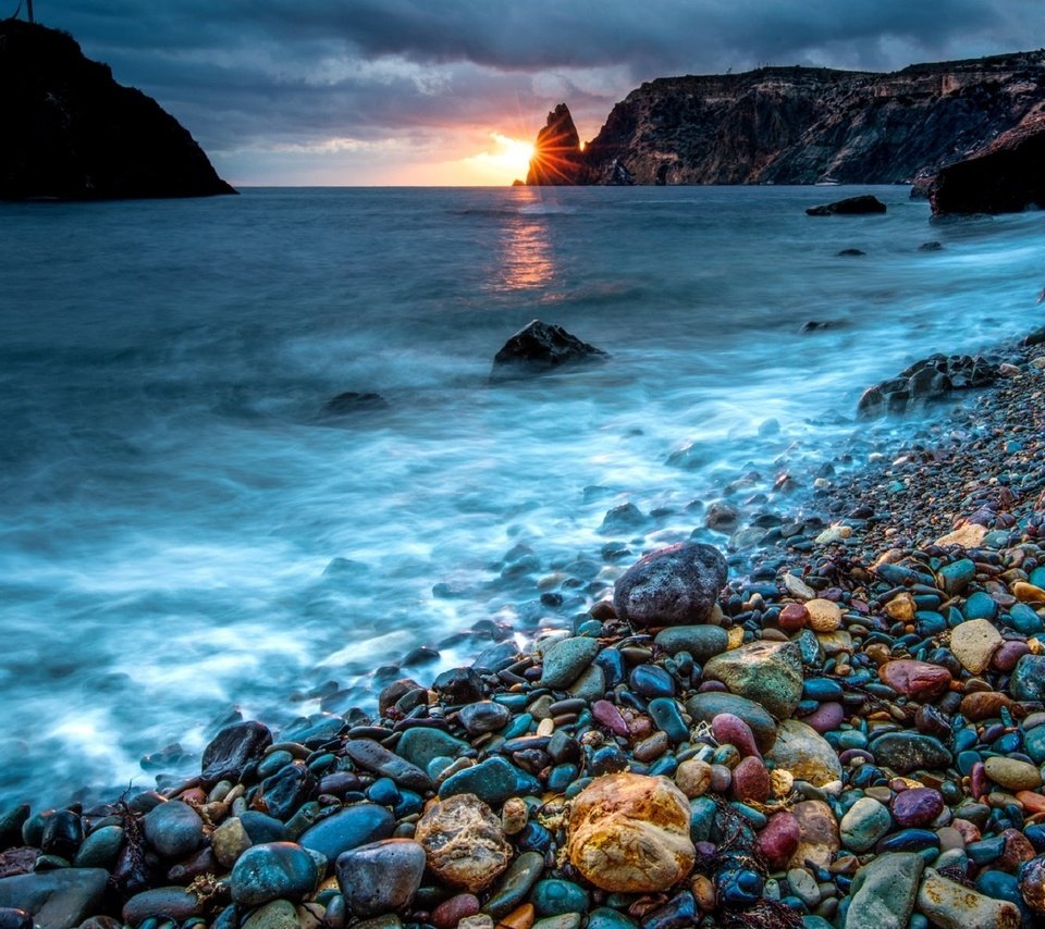 Обои скалы, камни, галька, море, пляж, побережье, крым, alexey suloev, jasper beach, rocks, stones, pebbles, sea, beach, coast, crimea разрешение 1920x1169 Загрузить