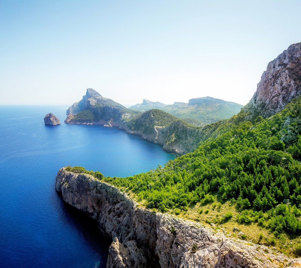 Обои деревья, скалы, берег, зелень, море, вид, солнечно, trees, rocks, shore, greens, sea, view, sunny разрешение 2160x1350 Загрузить