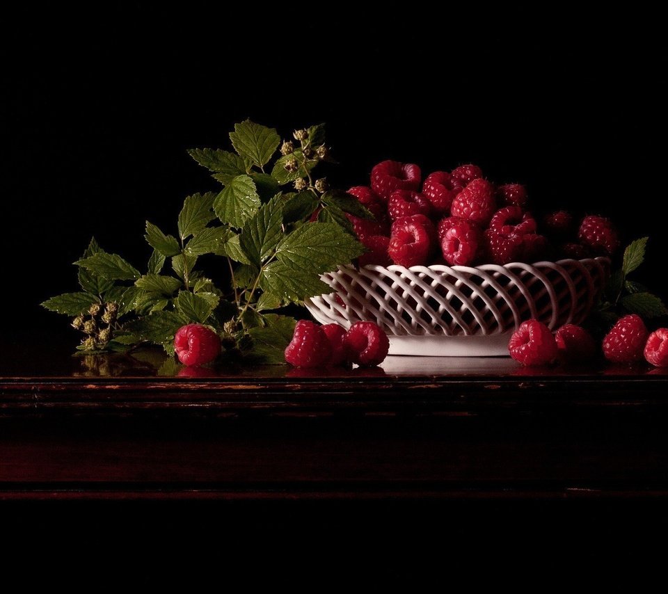 Обои малина, черный фон, ягоды, корзинка, натюрморт, вазочка, raspberry, black background, berries, basket, still life, vase разрешение 1920x1178 Загрузить