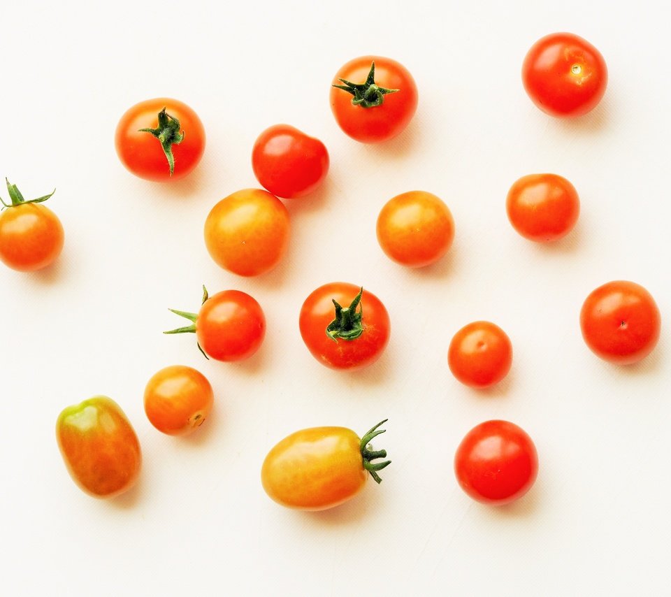 Обои белый фон, овощи, помидоры, томаты, черри, white background, vegetables, tomatoes, cherry разрешение 4608x3456 Загрузить