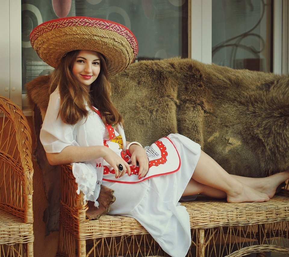 Обои девушка, платье, улыбка, шкура, диван, шляпа, сомбреро, girl, dress, smile, skin, sofa, hat, sombrero разрешение 1920x1285 Загрузить