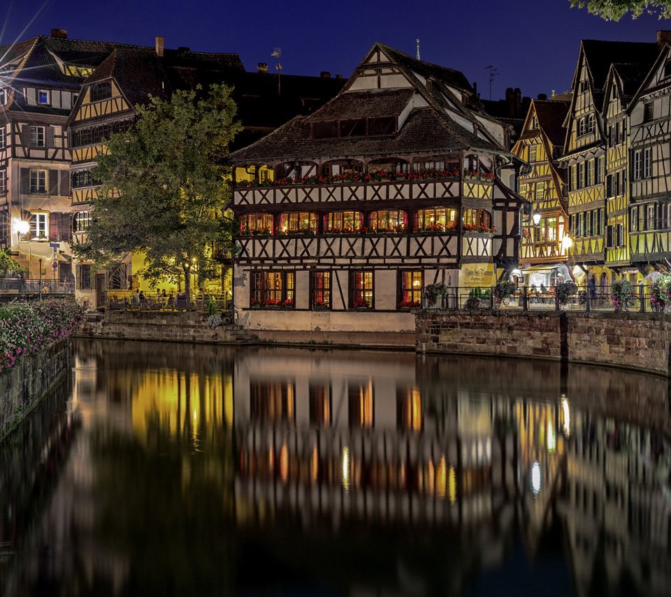 Обои ночь, огни, отражение, город, франция, страсбург, etienne ruff, night, lights, reflection, the city, france, strasbourg разрешение 1920x1200 Загрузить