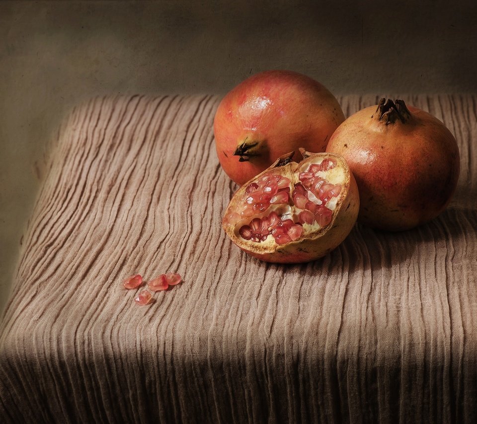 Обои макро, фрукты, зерна, стол, плод, гранат, macro, fruit, grain, table, the fruit, garnet разрешение 2048x1356 Загрузить