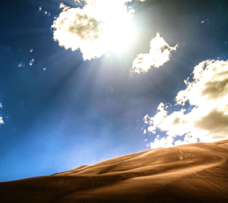 Обои небо, облака, песок, пустыня, дюны, колорадо, солнечный свет, the sky, clouds, sand, desert, dunes, colorado, sunlight разрешение 2560x1700 Загрузить