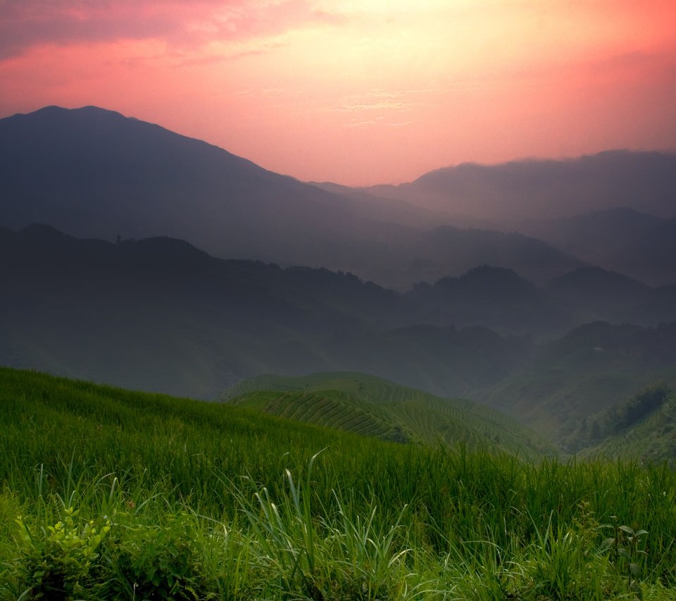 Обои трава, горы, закат, пейзаж, туман, поле, grass, mountains, sunset, landscape, fog, field разрешение 3000x2000 Загрузить