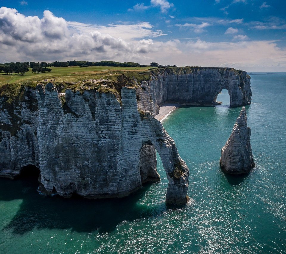 Обои небо, облака, скалы, море, франция, арка, этрета, the sky, clouds, rocks, sea, france, arch, étretat разрешение 2048x1320 Загрузить