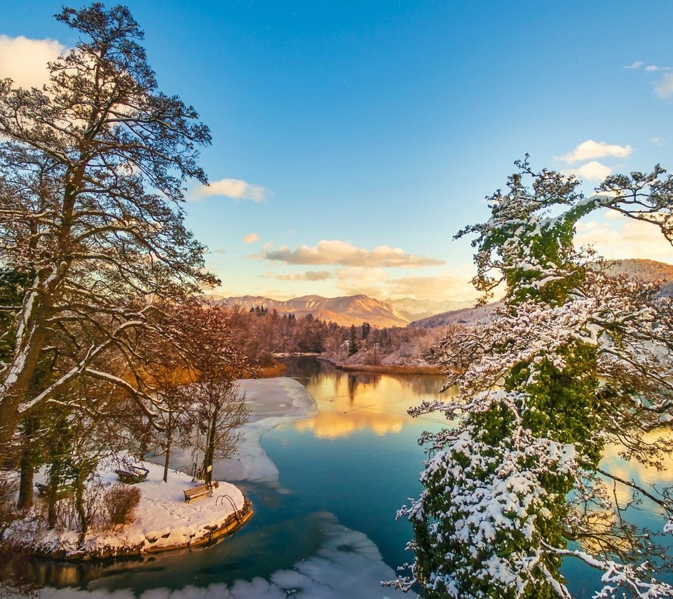 Обои небо, облака, река, горы, природа, лес, зима, отражение, the sky, clouds, river, mountains, nature, forest, winter, reflection разрешение 1920x1200 Загрузить