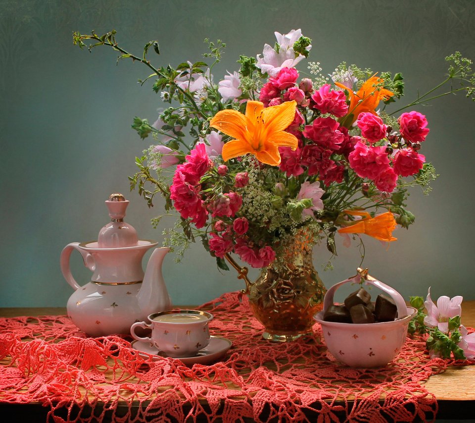 Обои цветы, столик, конфеты, натюрморт, букет, вазочка, чашка, чай, салфетка, чайник, кувшин, flowers, table, candy, still life, bouquet, vase, cup, tea, napkin, kettle, pitcher разрешение 2288x1524 Загрузить
