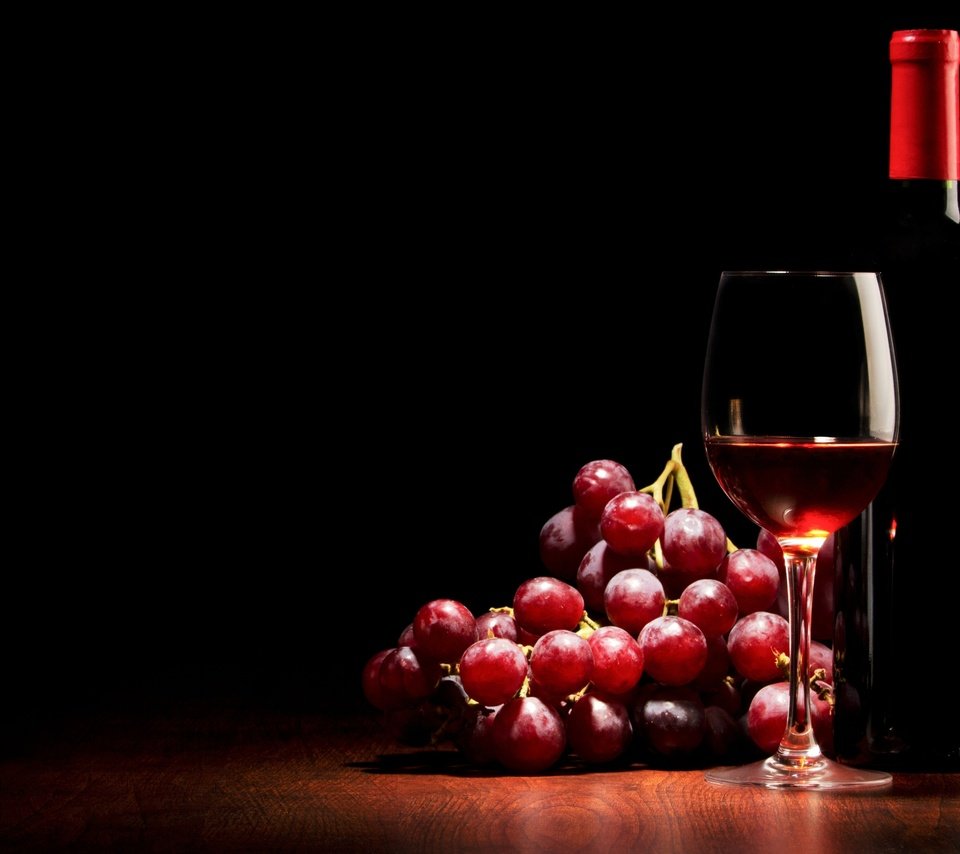 Обои виноград, бокал, черный фон, вино, бутылка, красное, вино., grapes, glass, black background, wine, bottle, red, wine. разрешение 5040x3200 Загрузить