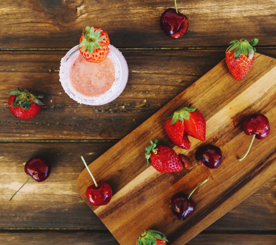 Обои клубника, ягоды, вишня, нож, разделочная доска, strawberry, berries, cherry, knife, cutting board разрешение 5760x3840 Загрузить