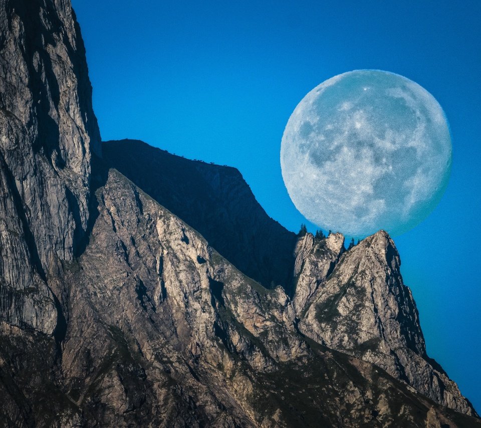 Обои небо, ночь, горы, скалы, луна, полнолуние, the sky, night, mountains, rocks, the moon, the full moon разрешение 2880x1620 Загрузить