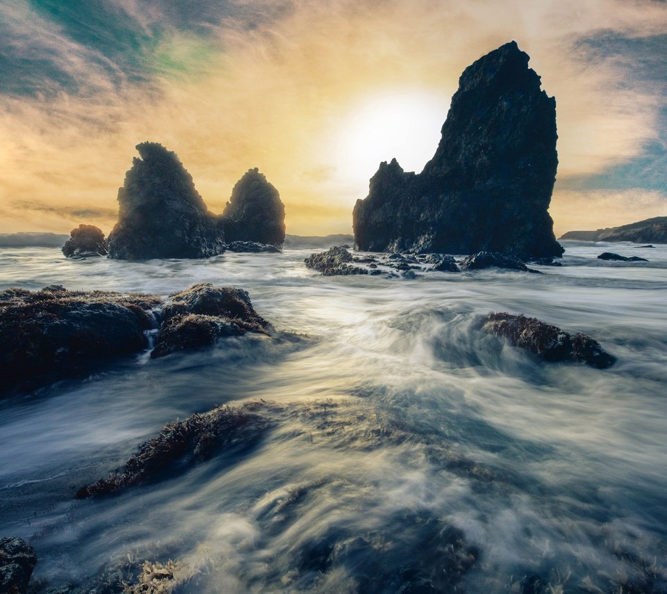 Обои скалы, солнце, берег, волны, море, прибой, rocks, the sun, shore, wave, sea, surf разрешение 3840x2536 Загрузить