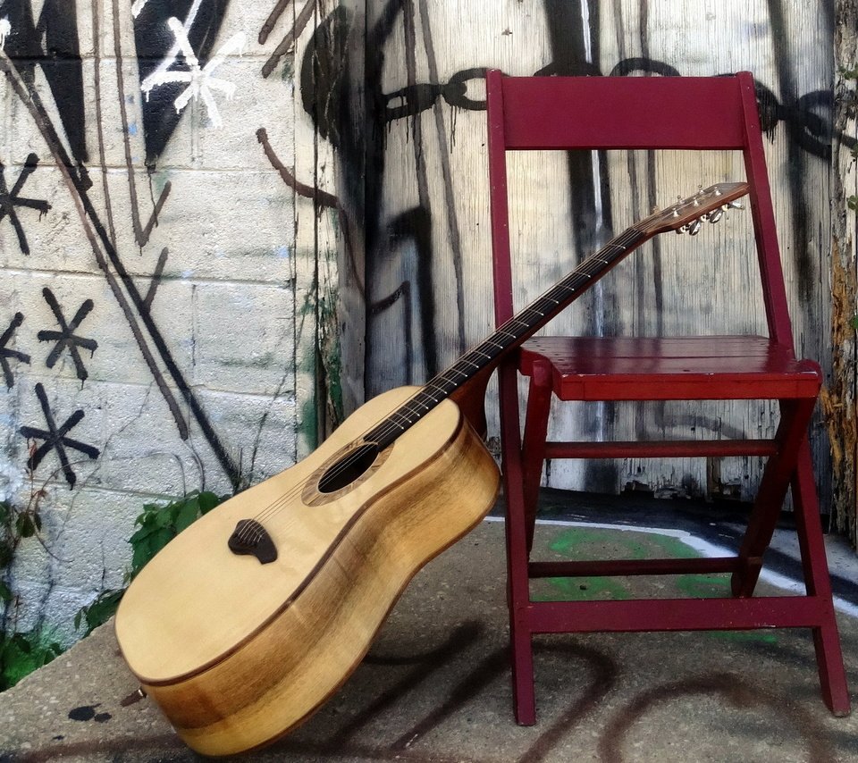 Обои гитара, стена, струны, стул, музыкальный инструмент, guitar, wall, strings, chair, musical instrument разрешение 1920x1200 Загрузить