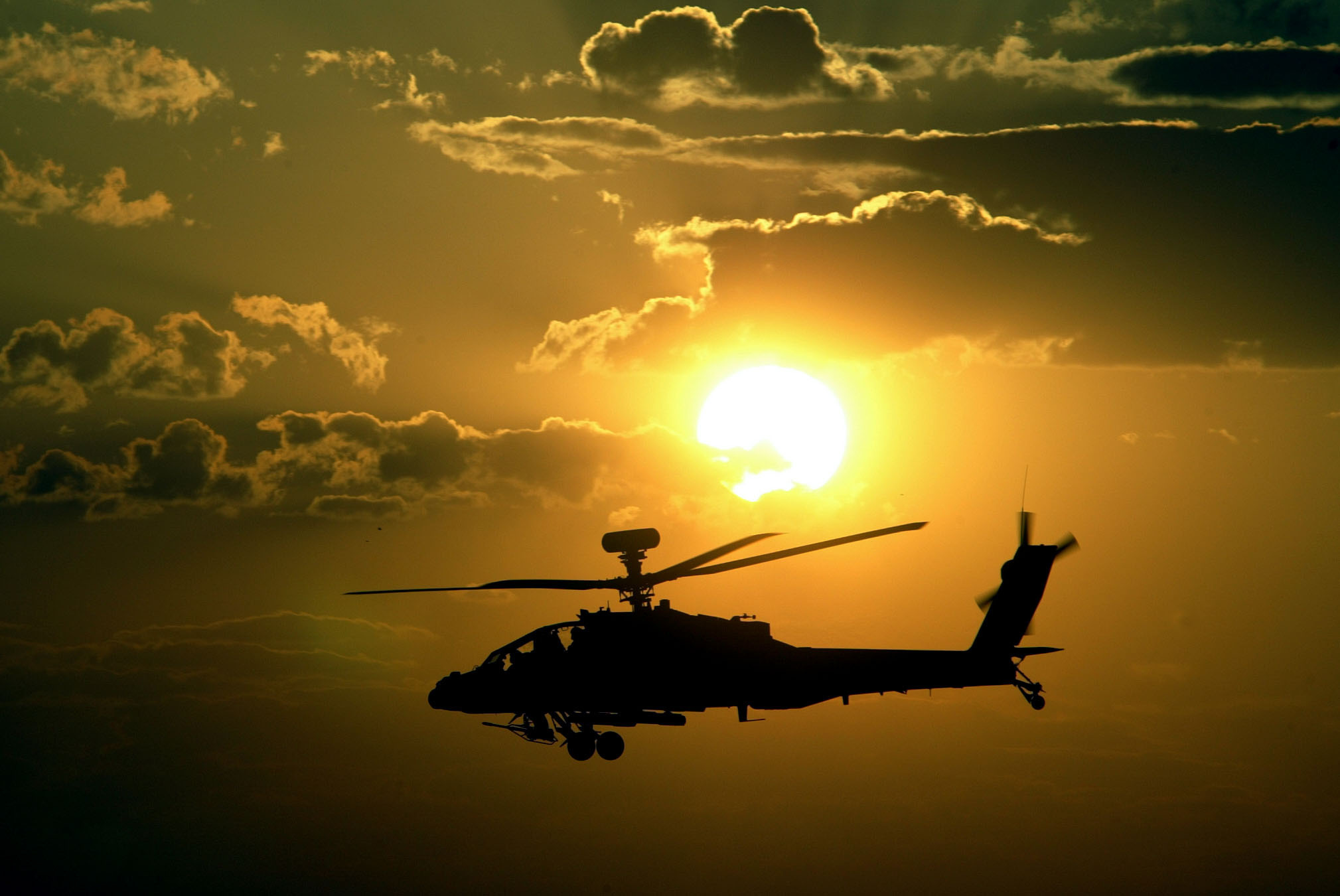 Обои военная тематика. Апачи вертолет. Ah-64 Apache в небе. Военный вертолет. Военная тематика.