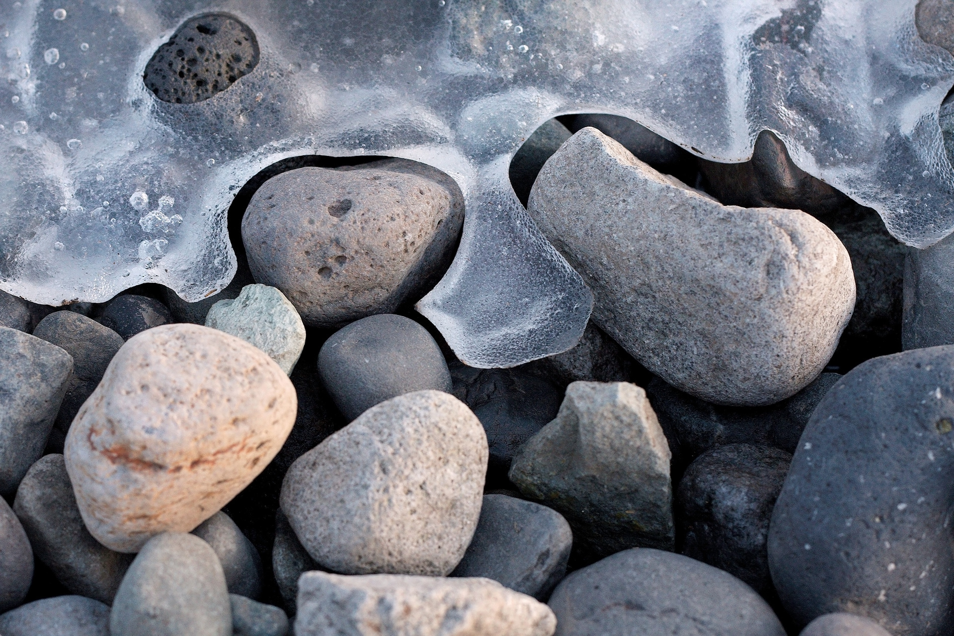 Water stones. Галька в воде. Камни в воде. Красивые камни в воде. Красивый серый камень.