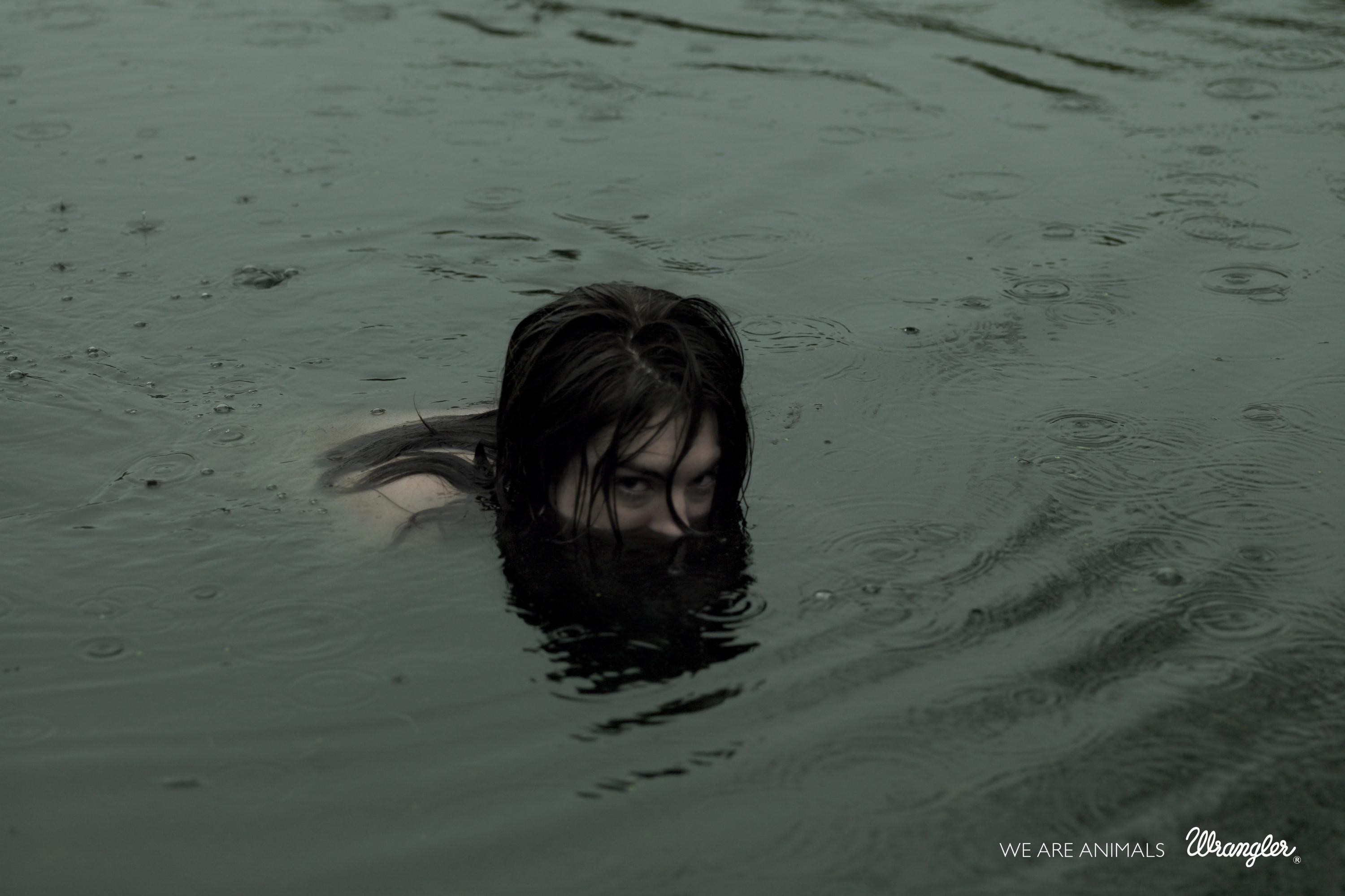 Купаться больно. Девушка в воде. Девушка тонет в озере. Фотосессия в воде.