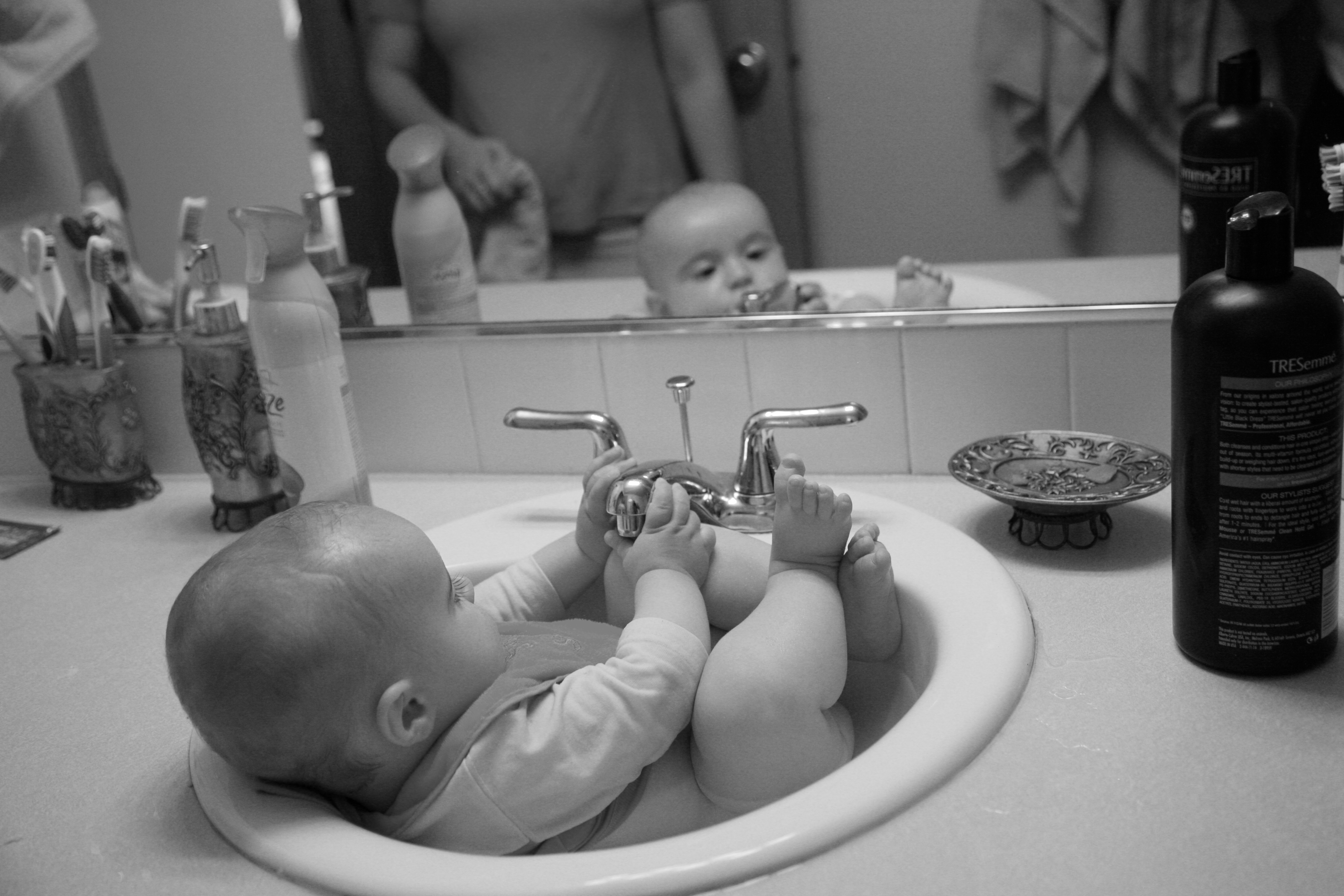 Мама подруга в ванне. Малыш в ванной. Раковины с купающимся детьми. Раковина для подмывания младенцев. Грудничок в ванной.