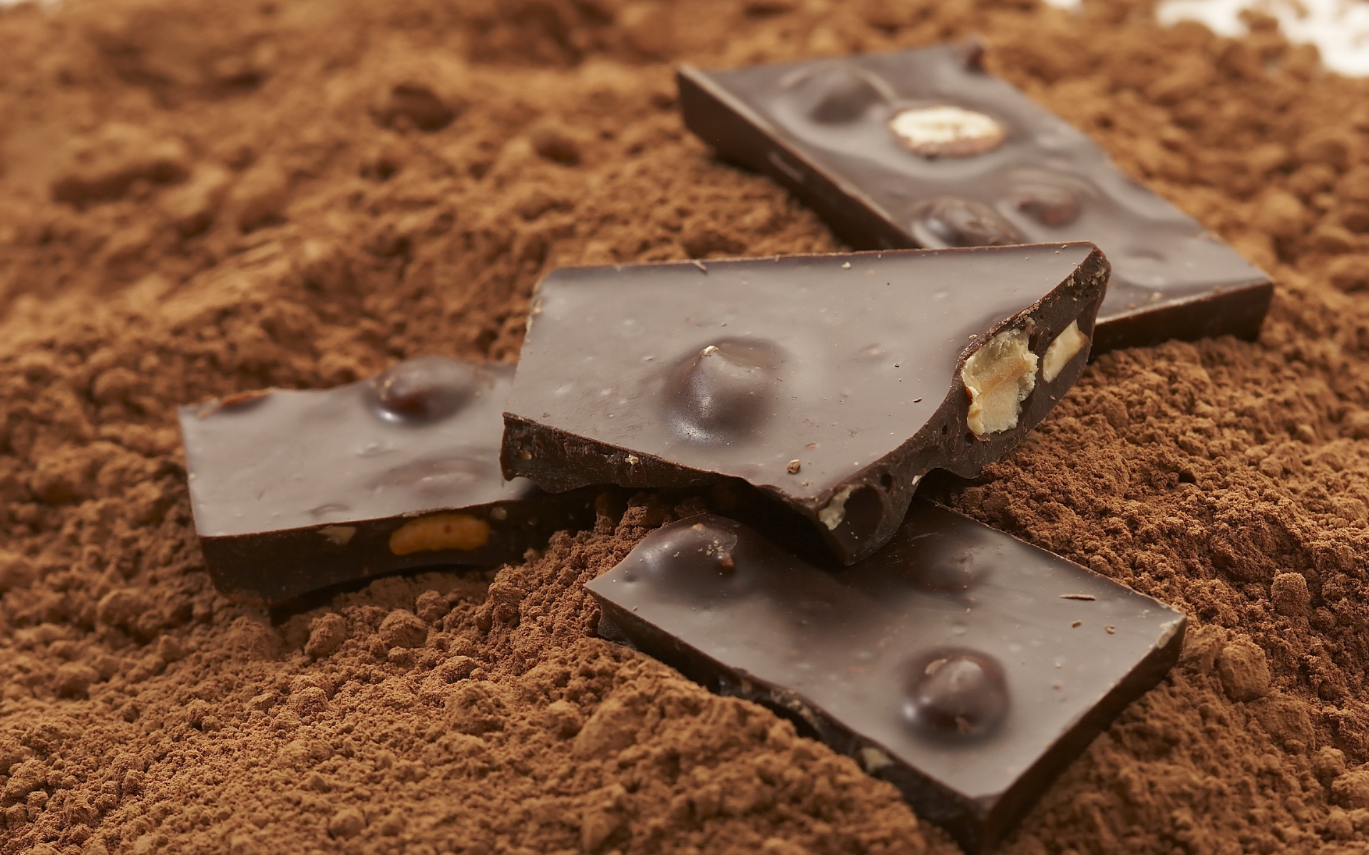 Ну шоколадом. Шоколад. Кусочки шоколада. Шоколад обои. Шоколадные куски.
