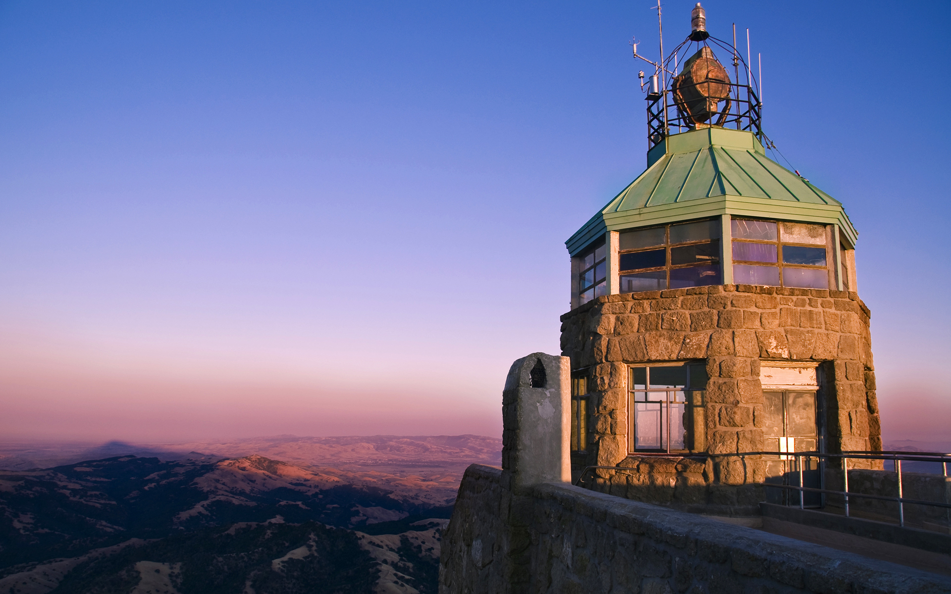 Обои холмы, башня, прожектор, hills, tower, spotlight разрешение 1920x1200 Загрузить