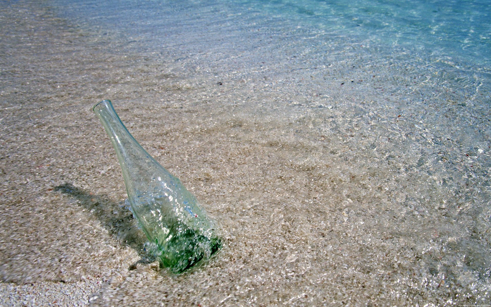 В бутылки стекает вода. Чистая прозрачная вода. Стеклянная бутылка в море. Песок в бутылке с моря. Лето вода.