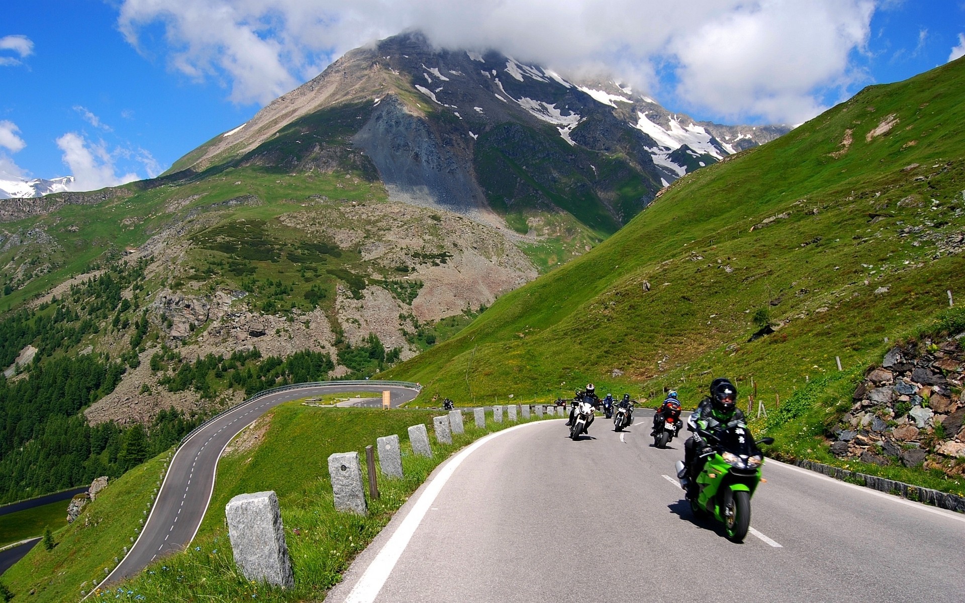 Мотоцикл едет по дороге. Дорога в гору. Мотоцикл на дороге. Мотоцикл в горах. Дороги в горах.