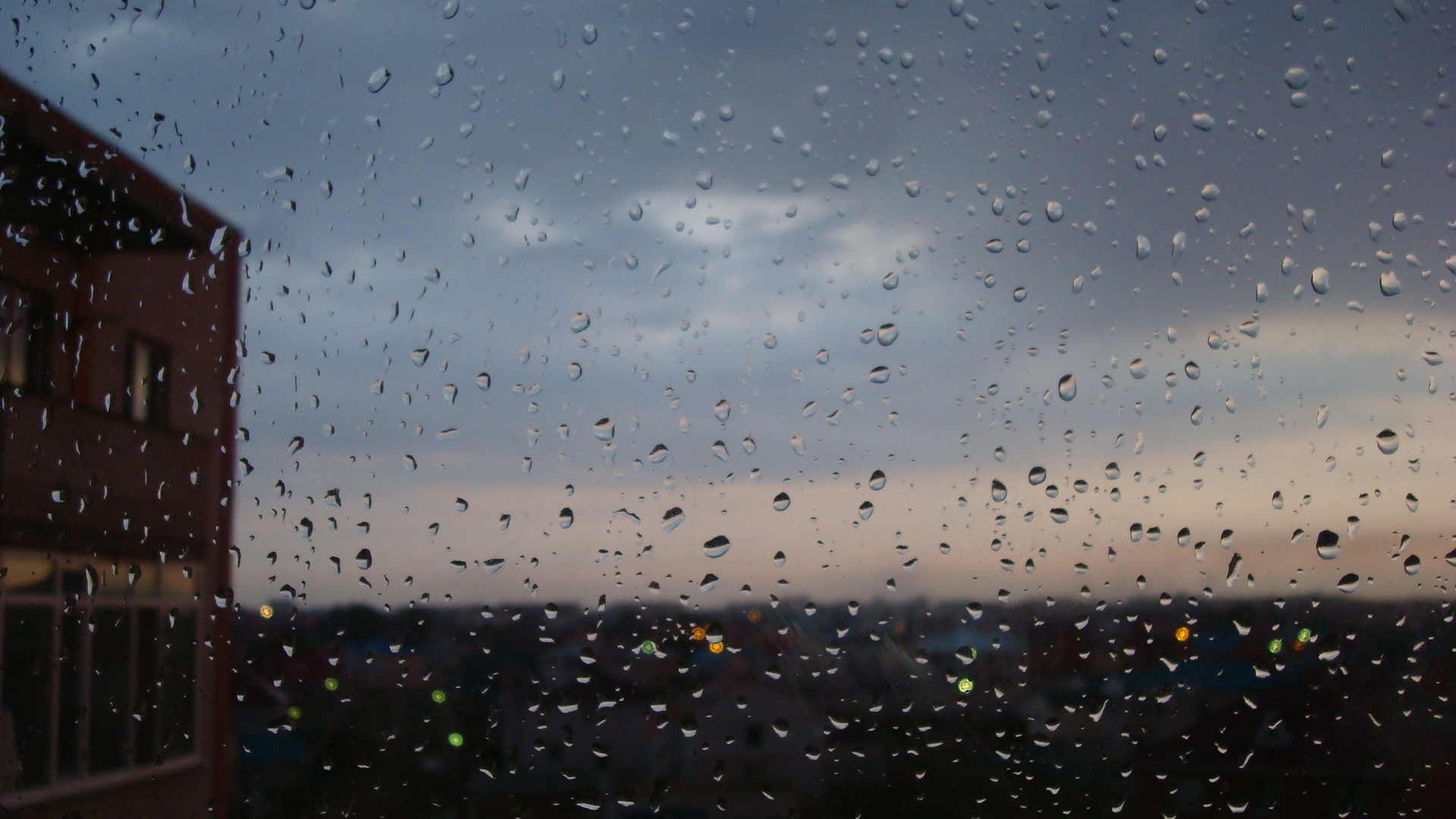 Окно в дождевых каплях. Дождь за окном. Капли на стекле. Дождь из окна. Капли дождя.