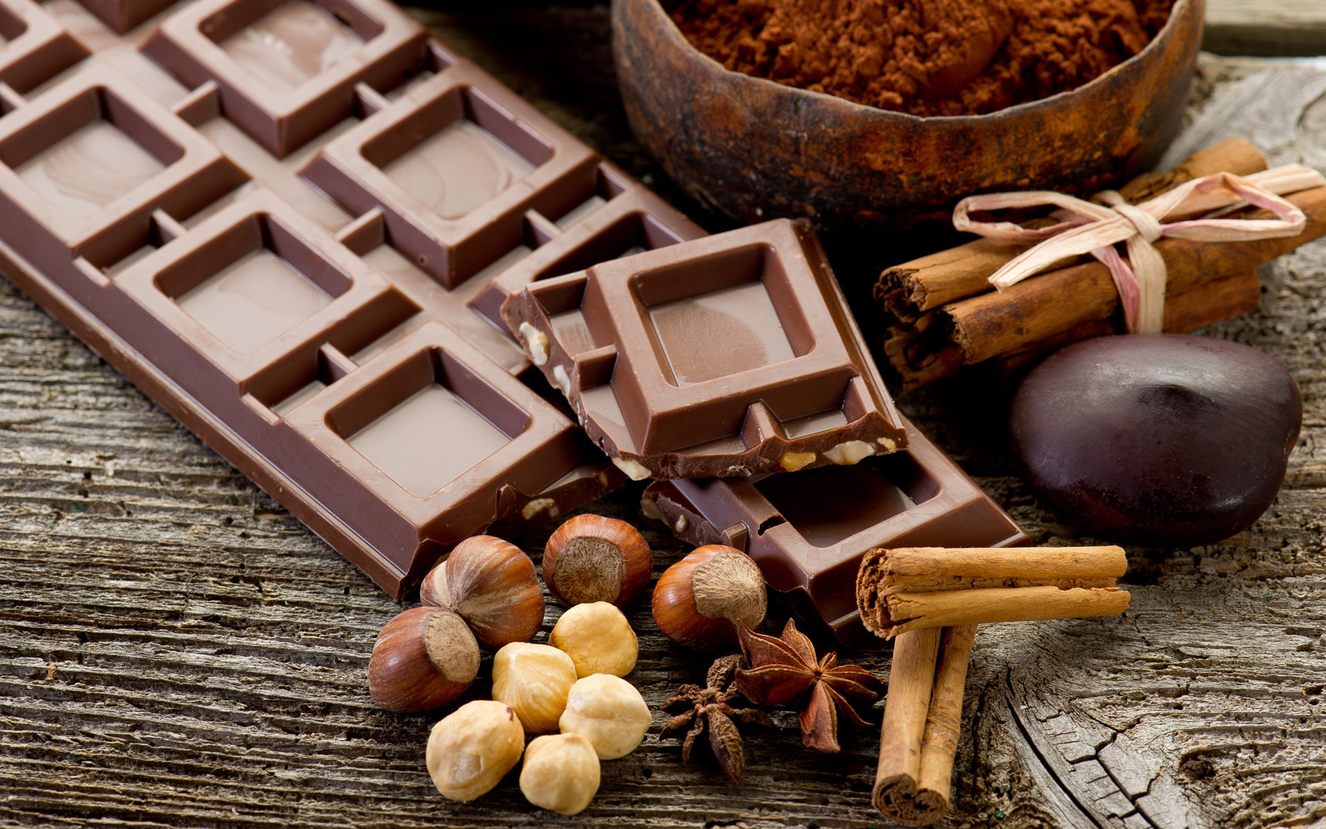 Обои орехи, корица, шоколад, деревянная поверхность, nuts, cinnamon, chocolate, wooden surface разрешение 1920x1200 Загрузить