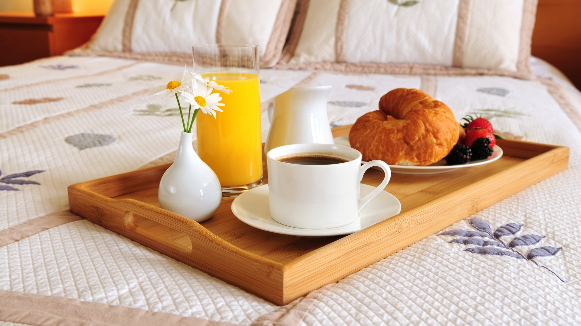 Обои еда, кофе, завтрак, постель, рогалик, апельсиновый сок, food, coffee, breakfast, bed, bagel, orange juice разрешение 1920x1080 Загрузить