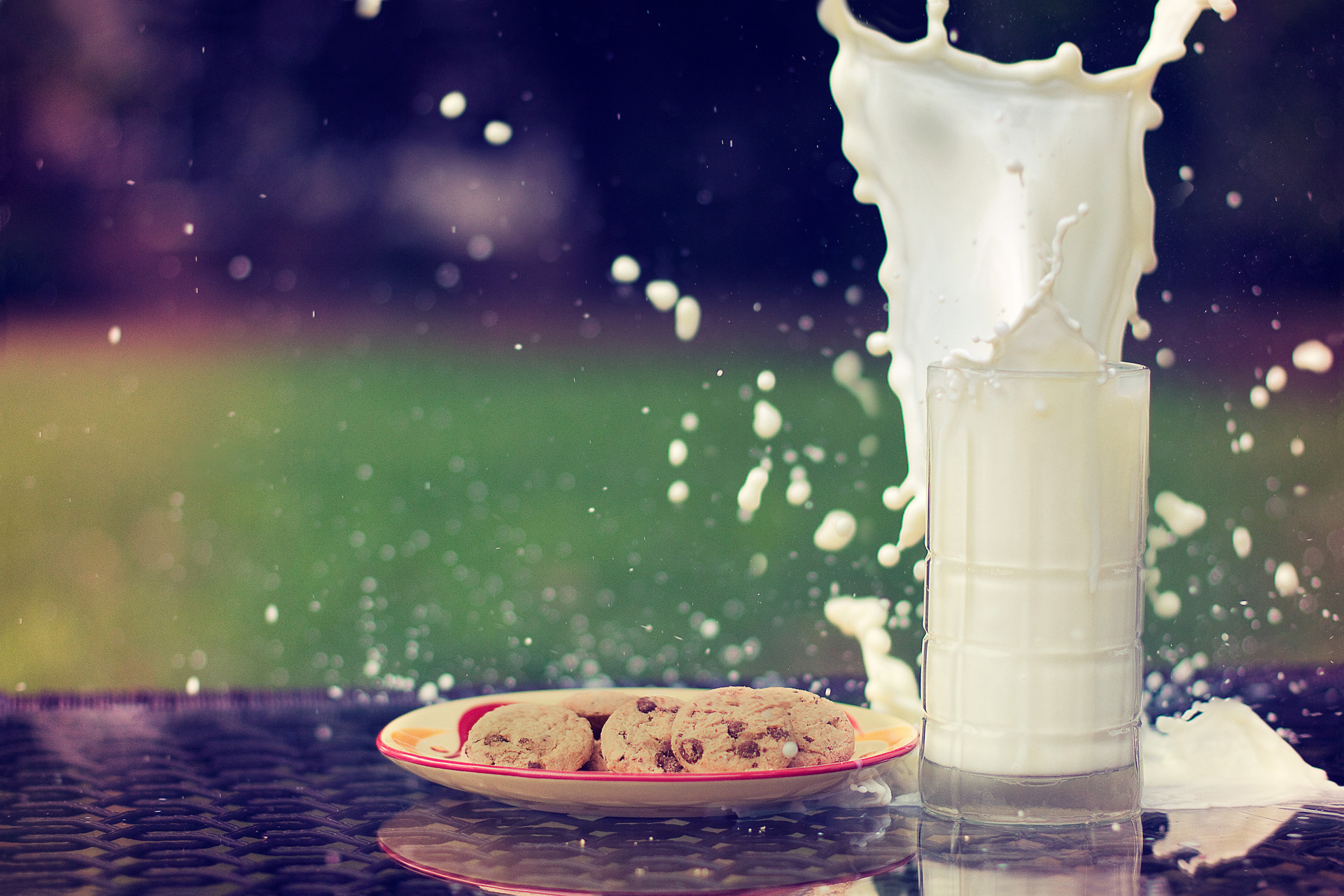 Обои всплеск, стакан, молоко, тарелка, пиченюхи, splash, glass, milk, plate, pechenihi разрешение 1920x1280 Загрузить
