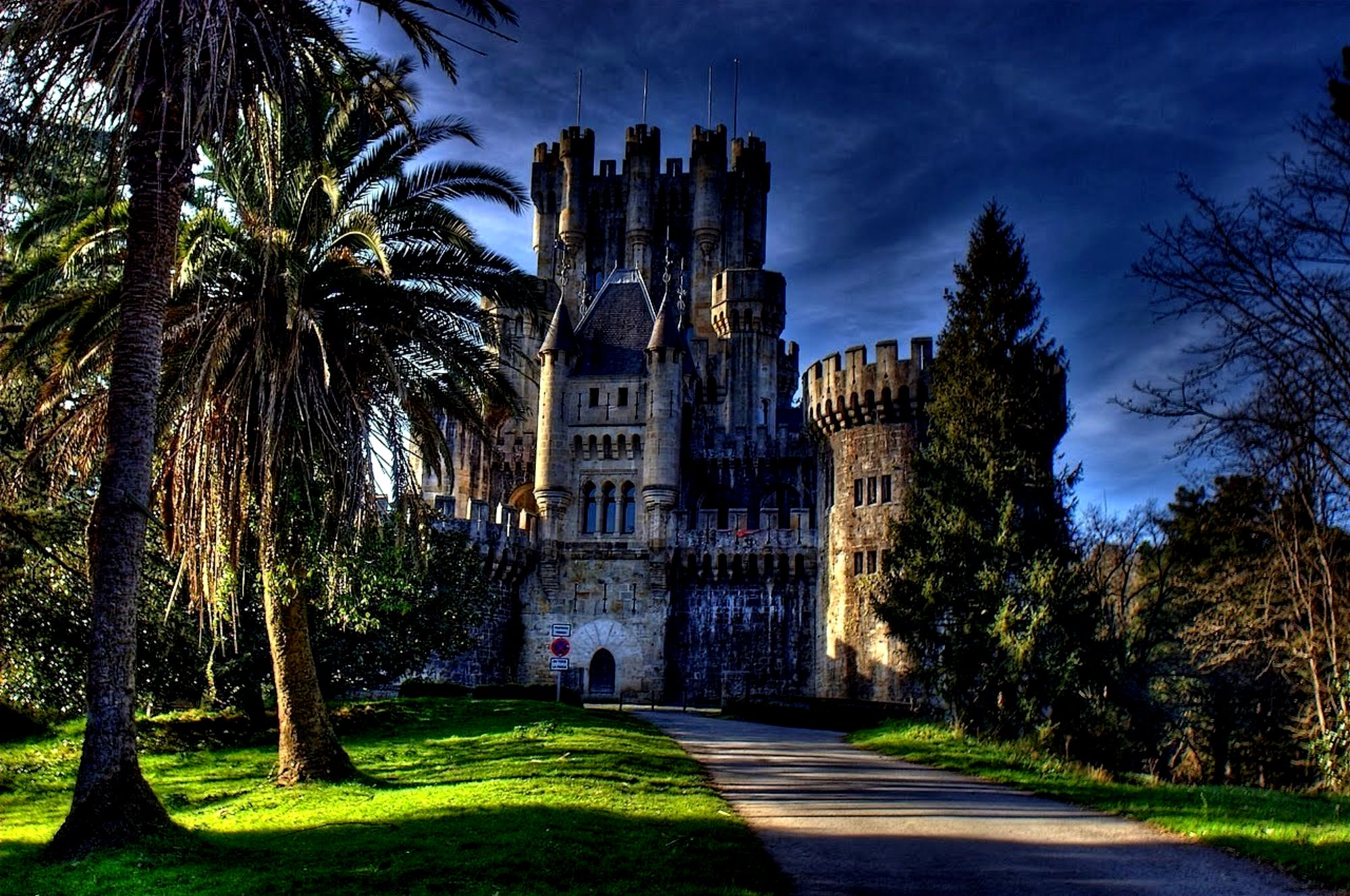 Www zamok. Замок Бутрон Испания. Замок Сальват Испания. Испания заброшенный замок Бутрон. Замок Бутрон Испания фото.