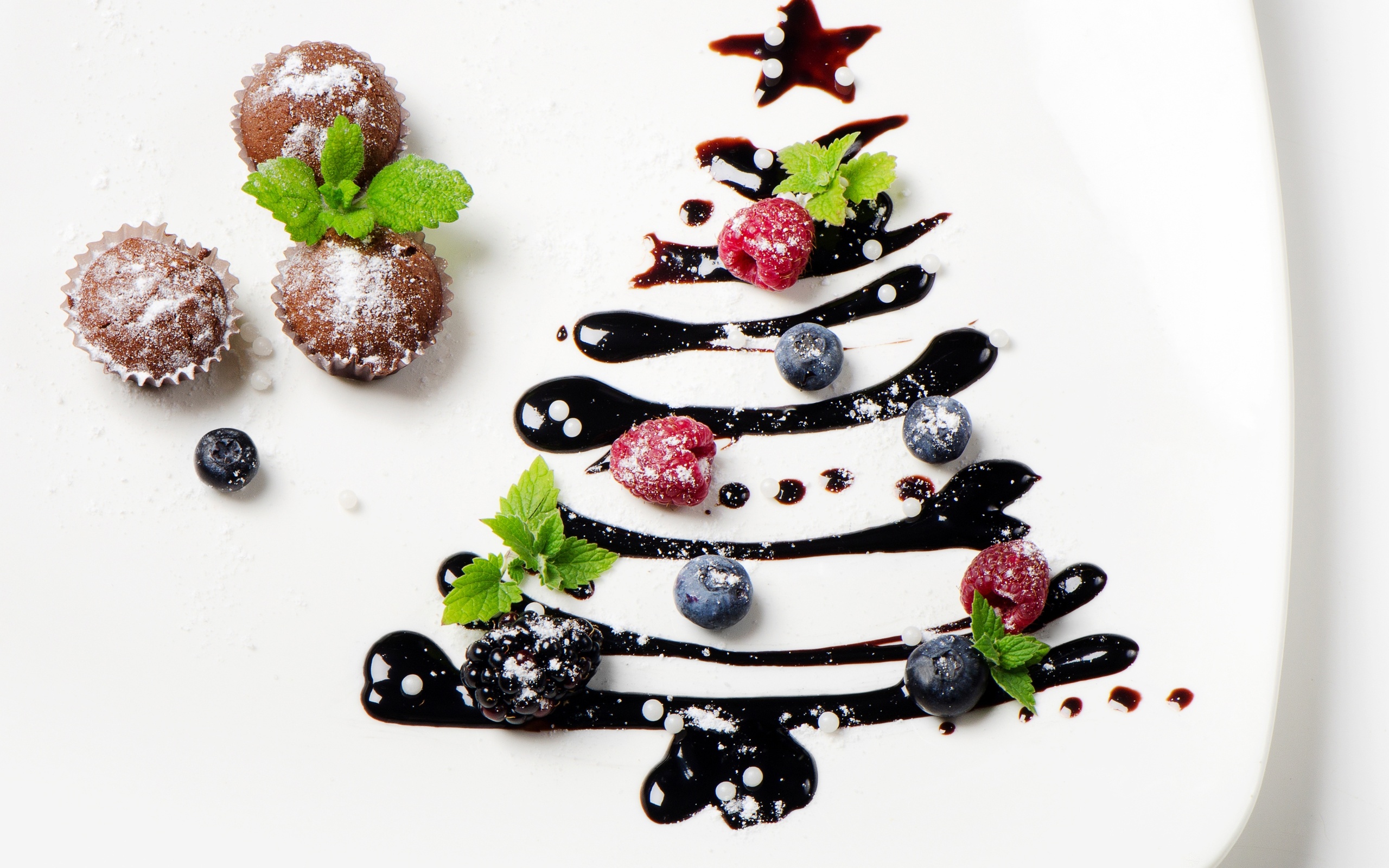 Обои новый год, елка, ягоды, рождество, тарелка, выпечка, глазурь, кексы, new year, tree, berries, christmas, plate, cakes, glaze, cupcakes разрешение 2560x1600 Загрузить