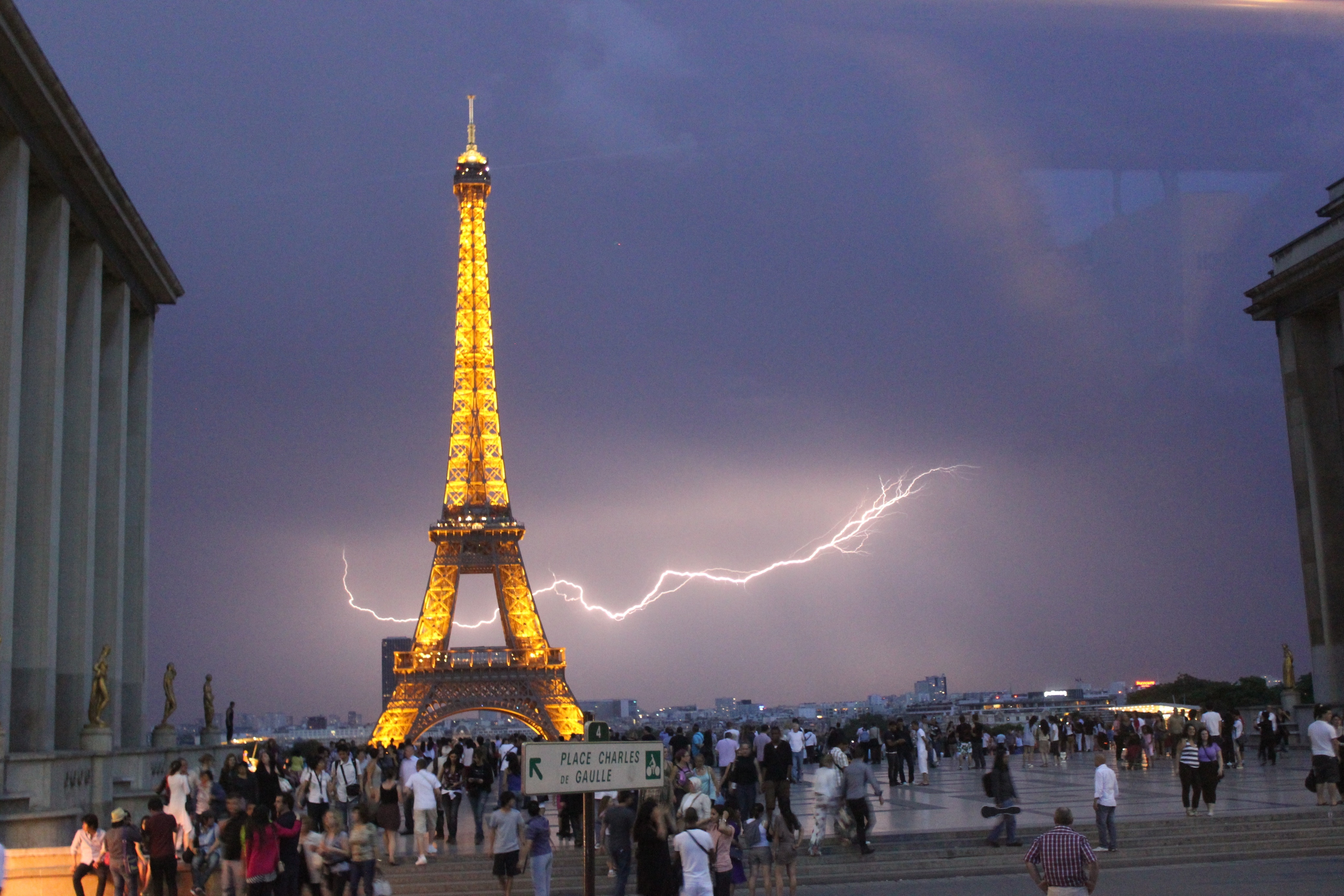 The eiffel tower. Башня Эйфелева в Париже Мольня. Франция молния Париж. Эйфель башня бьёт молния. Фотография эльфовой башни в Париже.